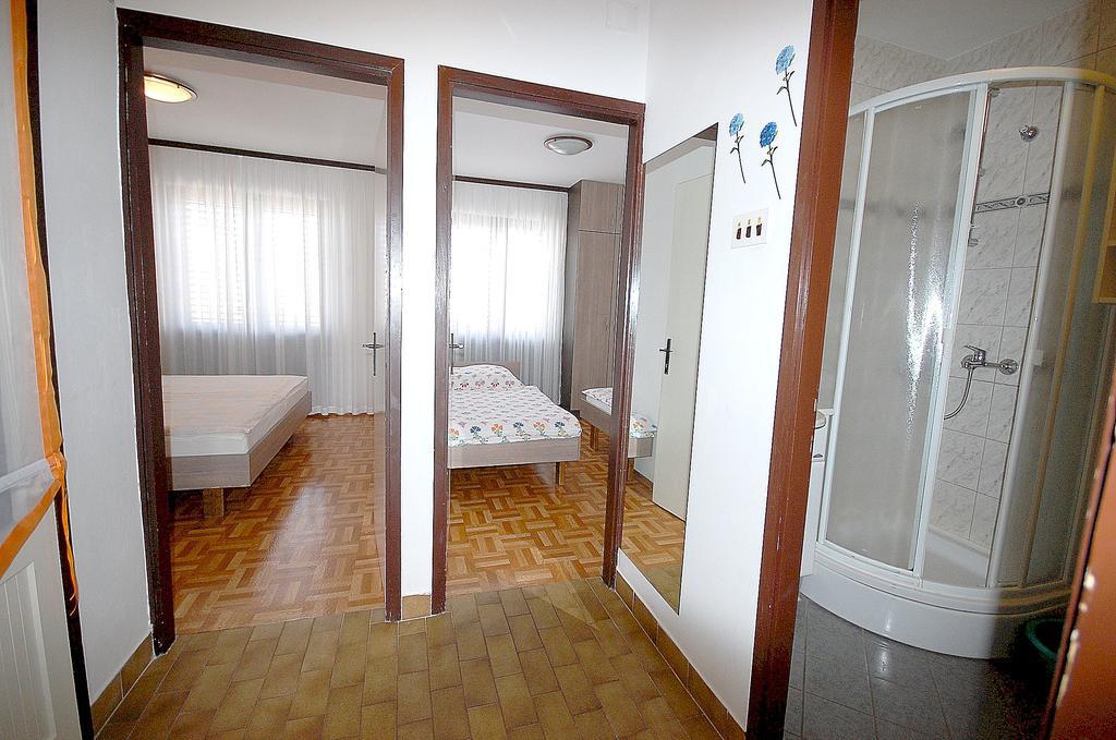 Apartments Jakobi By El-Pi Tours Нивице Стая снимка