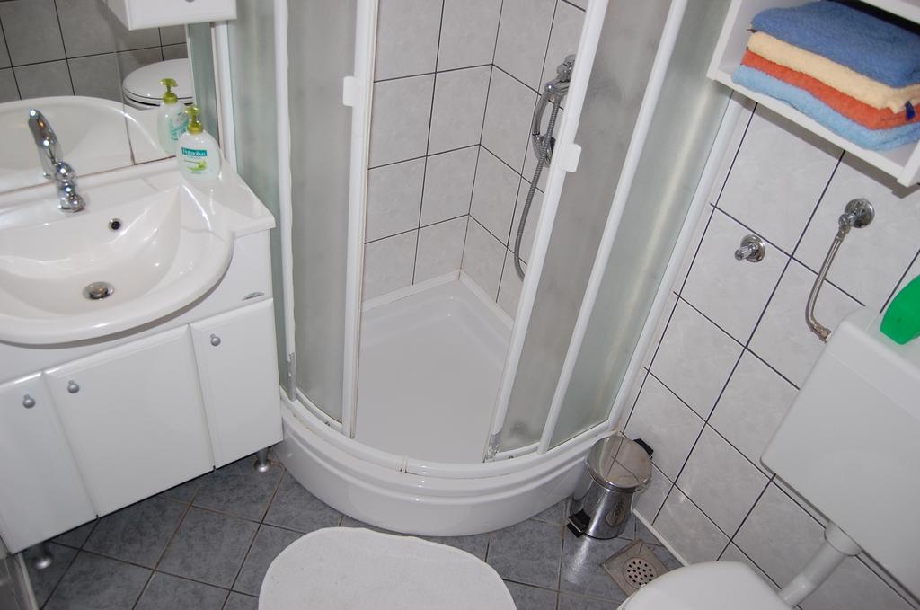 Apartments Jakobi By El-Pi Tours Нивице Стая снимка