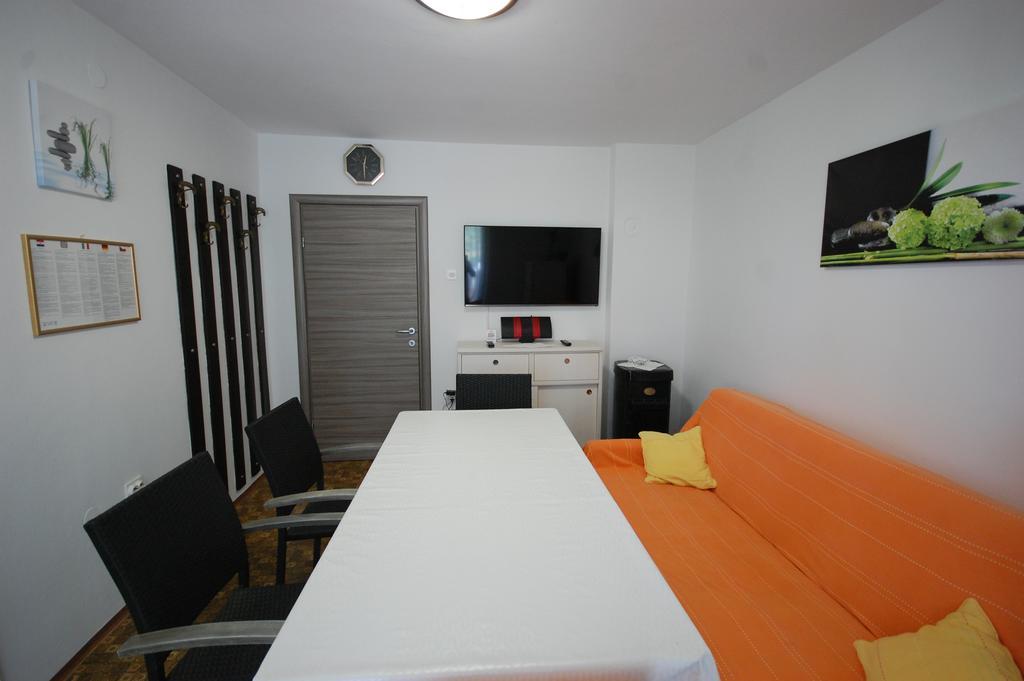 Apartments Jakobi By El-Pi Tours Нивице Екстериор снимка