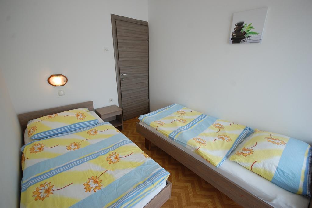 Apartments Jakobi By El-Pi Tours Нивице Екстериор снимка