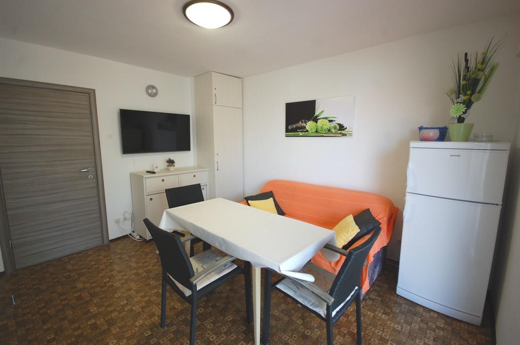 Apartments Jakobi By El-Pi Tours Нивице Екстериор снимка